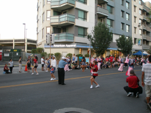 ⑤ ロサンゼルスのリトル・トーキョーのThe 2012 Nisei Week Japanese Festivalの一コマ（2012年8月、中川正紀撮影） 1934年に開始され、日本人と日系人の遺産と伝統を奨励し、芸術・文化教育を通じて南カリフォルニアの多種多様なコミュニティの結びつきを強めることを目的としたお祭りだそうです。写真は、阿波踊りの一行の先頭部分です。