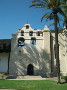 ⑥ ロサンゼルス郊外にあるサンガブリエル伝道所（ミッション）の遺跡 ・博物館の外観（2007年8月、中川正紀撮影） スペイン領時代の1771年に設置されたもので、今でも内部にある教会は そのまま使われています。スペイン統治時代の面影を残す貴重な歴史建造 物です。