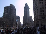フラットアイアン・ビル(1902年完成)、 ブロードウェイをねり歩くニューヨーカーたち、 2003年撮影